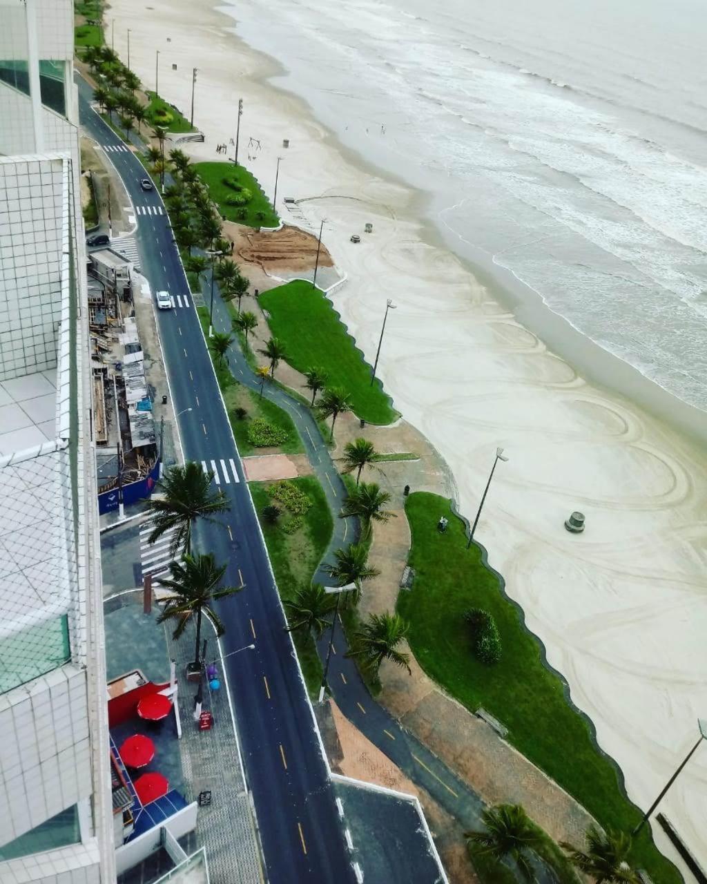 Belo Apartamento Com Vistas Para O Mar - Pe Na Areia - Churrasqueira Na Varanda برايا جراندي المظهر الخارجي الصورة