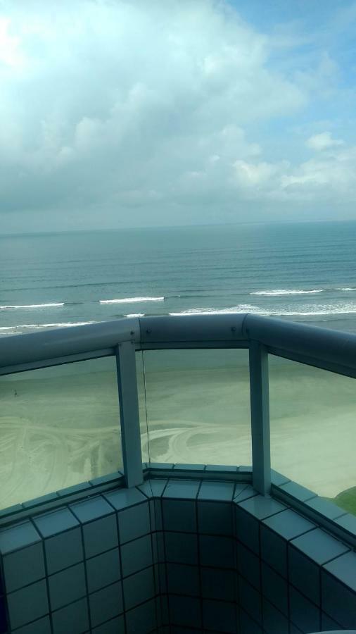 Belo Apartamento Com Vistas Para O Mar - Pe Na Areia - Churrasqueira Na Varanda برايا جراندي المظهر الخارجي الصورة